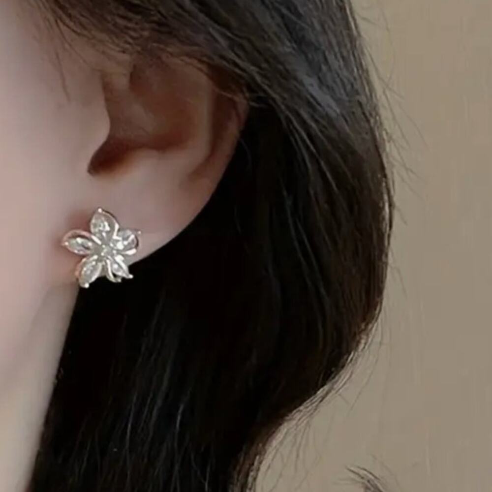 NWT Zara Zirconia Flower Shaped Stud Earrings